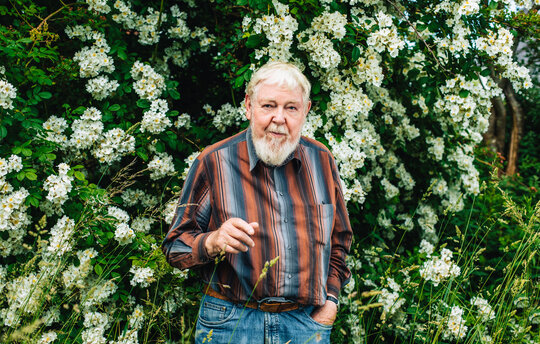 Michael Succow in seinem Garten (Foto: Wally Pruß)