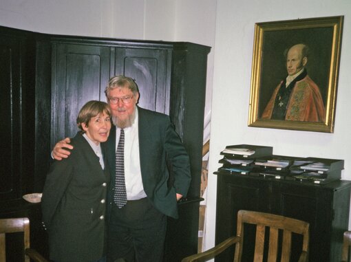 Fotoarchiv Michael Succow Stiftung: Michael Succow 1997 im Institut. An seiner Seite seine Ehefrau Ulla Succow. © W. Haber