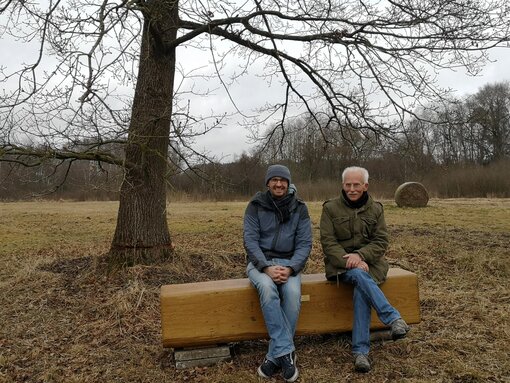 Jan Peters, Geschäftsführer der Succow Stiftung, und Michael Bellwinkel, Vorstand der PlanBe – Bellwinkel Stiftung für Umwelt und Klimaschutz, bei einer Pause auf der neuen Bank im Moor.