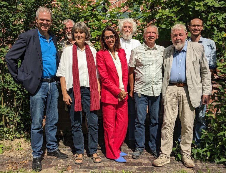 Stiftungsrat und Geschäftsführung vor dem Stiftungshaus (v.l.n.r.): Rolf Seelige-Steinhoff, Prof. Dr. Dr. h.c. Hans Joosten, Friederike Badura-Wichtmann (stellv. Geschäftsführerin), Kathrin Succow (Vorsitzende Stiftungsrat), Prof. Dr. Hans Dieter Knapp (stellv. Vorsitzender Stiftungsrat), Dr. Hartmut Kretschmer, Prof. em. Dr. Michael Succow (Stifter und Ehrenmitglied Stiftungsrat), Jan Peters (Geschäftsführer)